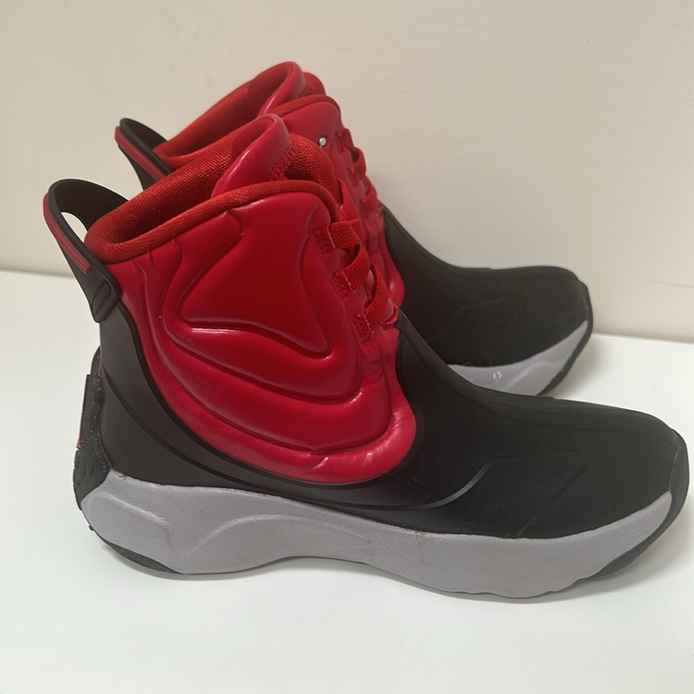 PS) Air Jordan Drip 23 Rain Boot 'Bred' CT5798-006 - Picture 2 of 5